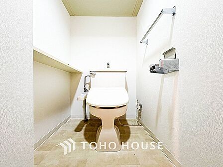 トイレはシンプルにホワイトで統一。