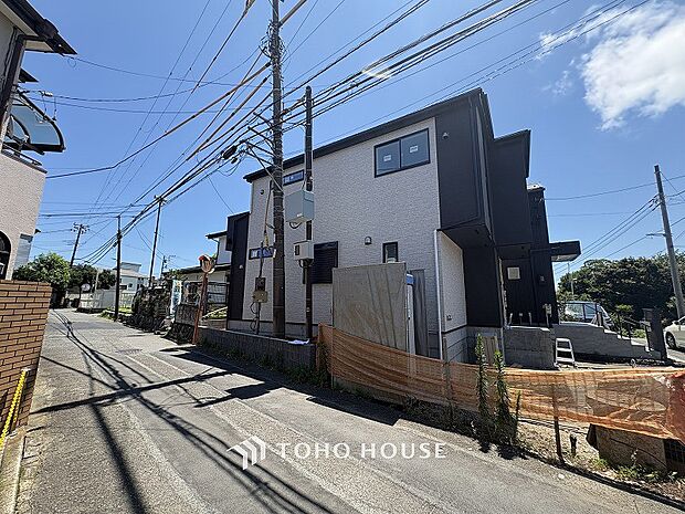 住む人を映し出す洗練された佇まいは、いつまでも輝き続けながらいつしか街の風景に溶け込んでいきます。