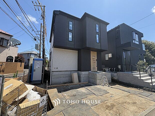 爽やかな青空の下に贅沢なほどに降り注ぐ陽光、豊かな居住性と、クオリティが見事に調和した住空間。