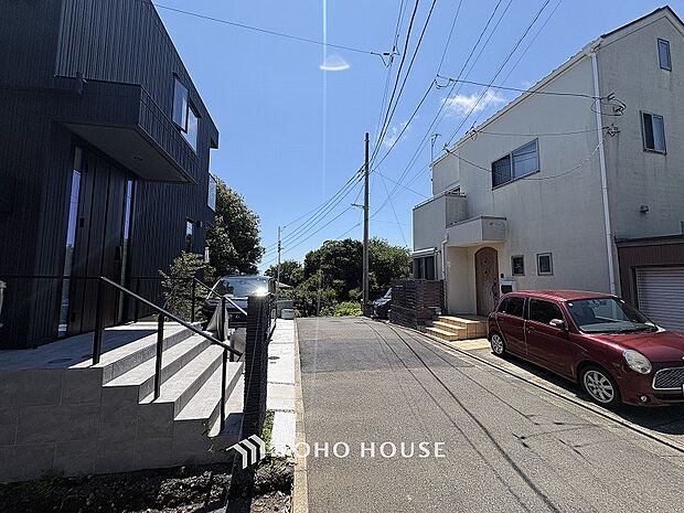 前面道路含む現地写真『快適』は「家」と「街」と「環境」が調和した時に訪れるだと改めて感じさせてくれます。