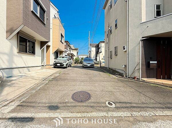 前面道路含む現地写真『快適』は「家」と「街」と「環境」が調和した時に訪れるだと改めて感じさせてくれます。