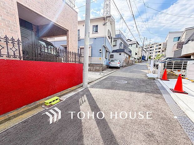 前面道路含む現地写真『快適』は「家」と「街」と「環境」が調和した時に訪れるだと改めて感じさせてくれます。