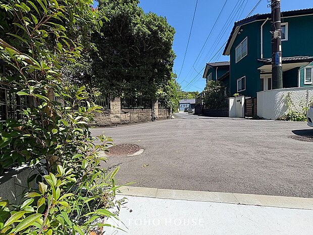 前面道路含む現地写真『快適』は「家」と「街」と「環境」が調和した時に訪れるだと改めて感じさせてくれます。