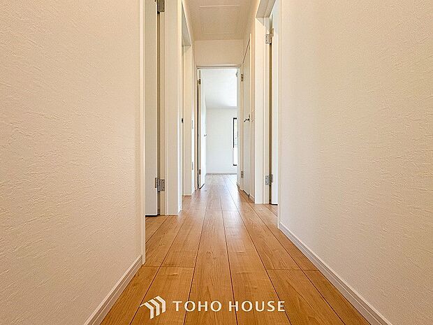 上質感漂う廊下。居住者の帰り、訪れる方を優しく迎え安らぎに満ちた生活空間を予感させます。