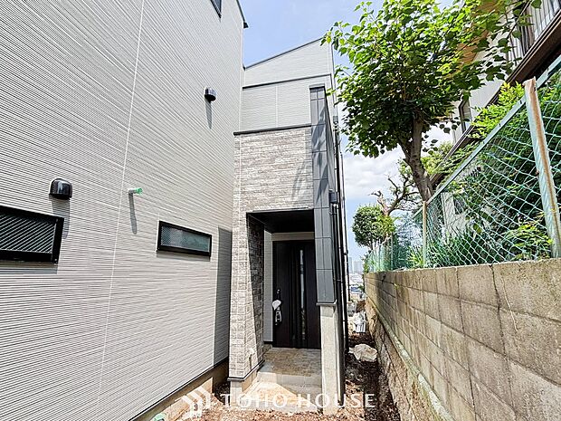 住む人を映し出す洗練された佇まいは、いつまでも輝き続けながらいつしか街の風景に溶け込んでいきます。
