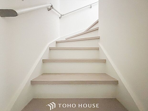 パブリックゾーンとプライベートゾーン繋ぐ階段。豊かな陽光が注ぎ込み、爽やかな住空間を演出。