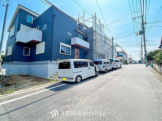 前面道路含む現地写真『快適』は「家」と「街」と「環境」が調和した時に訪れるだと改めて感じさせてくれます。