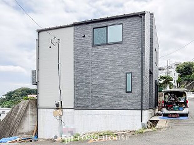 住む人を映し出す洗練された佇まいは、いつまでも輝き続けながらいつしか街の風景に溶け込んでいきます。