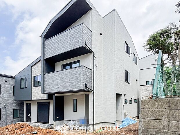 住む人を映し出す洗練された佇まいは、いつまでも輝き続けながらいつしか街の風景に溶け込んでいきます。