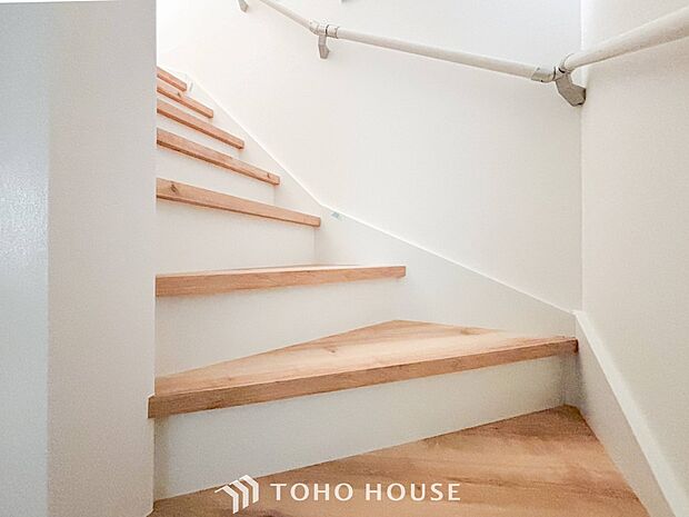 パブリックゾーンとプライベートゾーン繋ぐ階段。豊かな陽光が注ぎ込み、爽やかな住空間を演出。