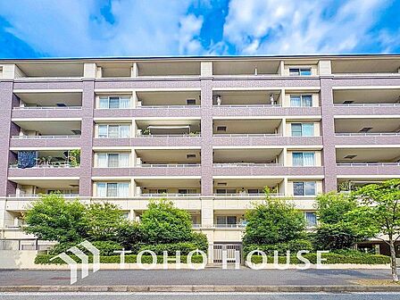 住む人を映し出す洗練された佇まいは、いつまでも輝き続けながらいつしか街の風景に溶け込んでいきます。