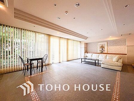 訪れるゲストや住む人を優しく迎え入れてくれる明るい空間です。
