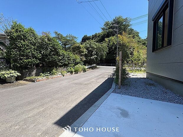 前面道路含む現地写真『快適』は「家」と「街」と「環境」が調和した時に訪れるだと改めて感じさせてくれます。