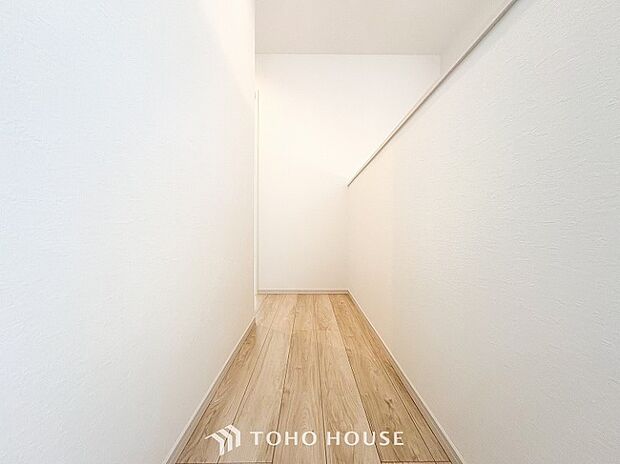 上質感漂う廊下。居住者の帰り、訪れる方を優しく迎え安らぎに満ちた生活空間を予感させます。
