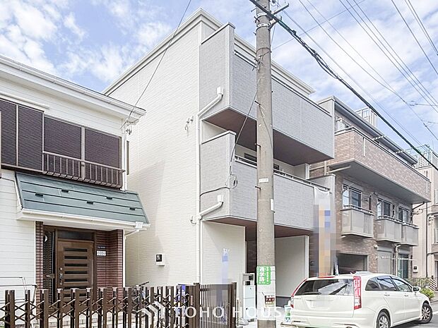 堂々たる趣ながら、主張し過ぎずどこか余裕を感じさせるシャープなフォルムで佇む邸宅。