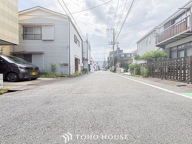 前面道路含む現地写真『快適』は「家」と「街」と「環境」が調和した時に訪れるだと改めて感じさせてくれます。
