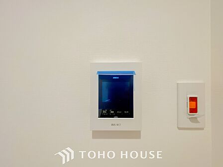 誰が来てもわかる様にモニター付きインターホンを設置。快適と安らぎを合わせた優しい設計。