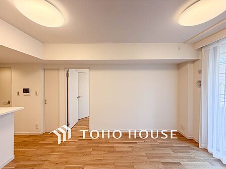明るく開放的な空間が広がるLDK。室内には豊かな陽光が注ぎ込み、爽やかな住空間を演出。