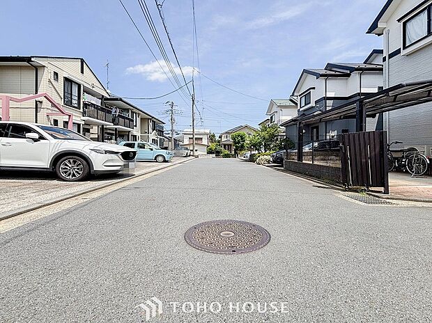 前面道路含む現地写真『快適』は「家」と「街」と「環境」が調和した時に訪れるだと改めて感じさせてくれます。
