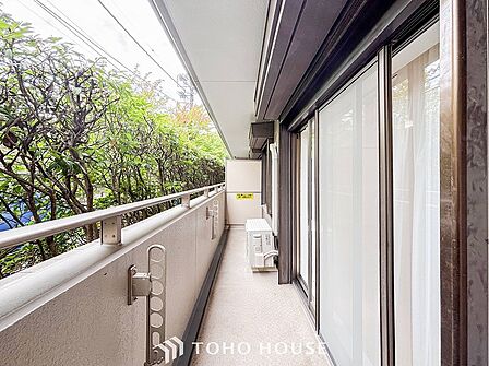 暮らしの中で光と風を演出してくれるバルコニー。