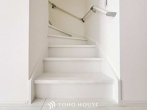 パブリックゾーンとプライベートゾーン繋ぐ階段。豊かな陽光が注ぎ込み、爽やかな住空間を演出。