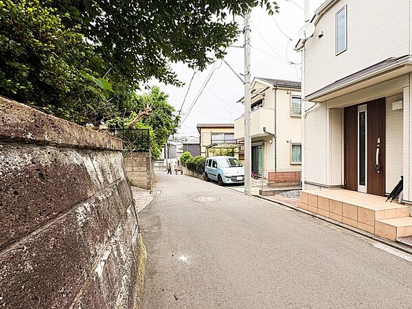 前面道路含む現地写真『快適』は「家」と「街」と「環境」が調和した時に訪れるだと改めて感じさせてくれます。