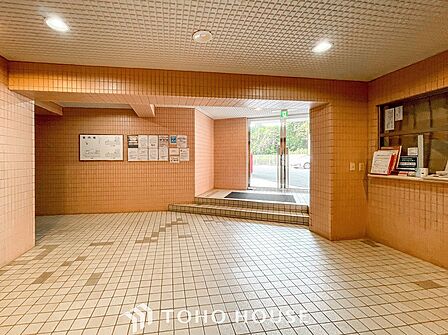 住まう誇らしさと安心感を演出する落ち着いた雰囲気のエントランス。