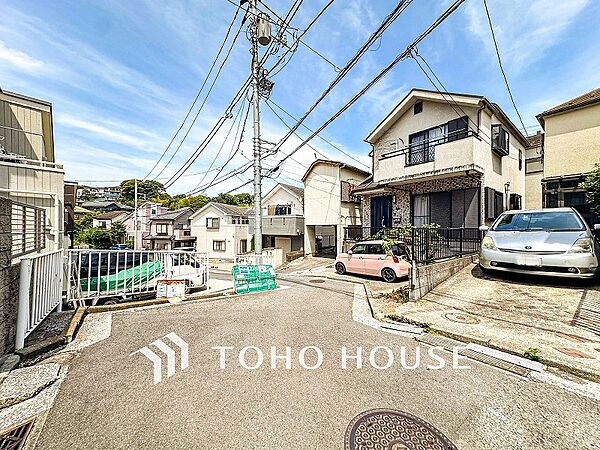 前面道路含む現地写真『快適』は「家」と「街」と「環境」が調和した時に訪れるだと改めて感じさせてくれます。