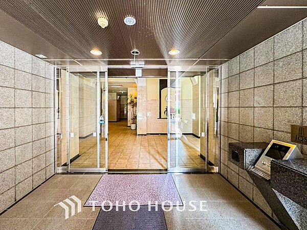 住む人や訪れる人やさしくエスコートする玄関アプローチ。