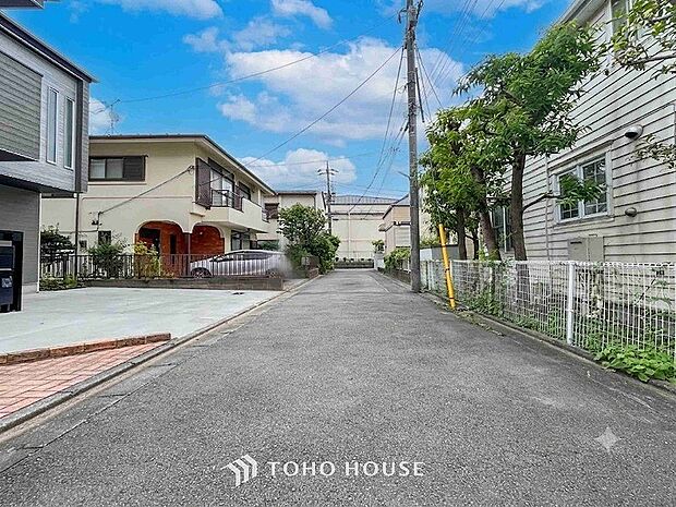 落ち着きのある閑静な住宅街に佇む邸宅。きっとここからご家族のかけがえのない想い出が作られることでしょう。