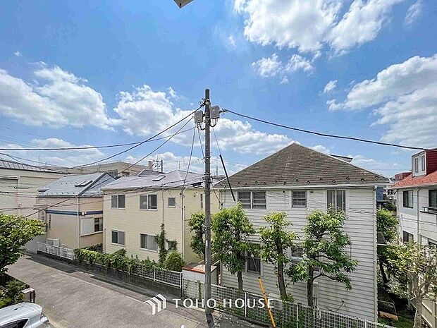 豊かな眺望にふさわしい空間には、通風・採光にも優れ、心地よい光と風があふれています。