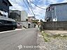 外観：前面道路含む現地写真『快適』は「家」と「街」と「環境」が調和した時に訪れるだと改めて感じさせてくれます。