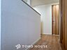 室内：上質感漂う廊下。居住者の帰り、訪れる方を優しく迎える・安らぎに満ちた生活空間を予感させる。