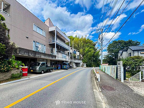 前面道路含む現地写真『快適』は「家」と「街」と「環境」が調和した時に訪れるだと改めて感じさせてくれます。