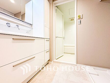 落ち着いた空間を演出するカラーと、ゆったりお使い頂ける広さが魅力のパウダールーム。