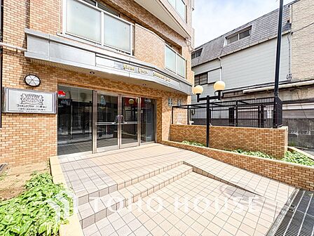 住まう誇らしさと安心感を演出する落ち着いた雰囲気のエントランス。