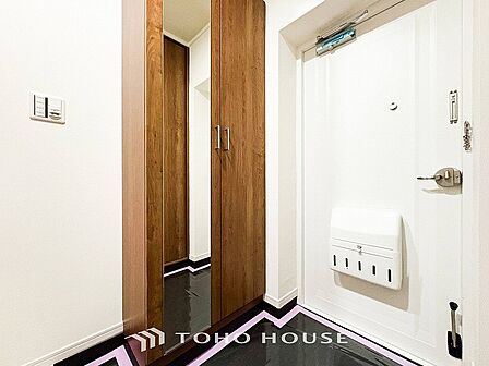 居住者の帰り、訪れる方を優しく迎えてくれる玄関です。