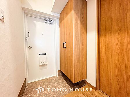 居住者の帰り、訪れる方を優しく迎えてくれる玄関です。