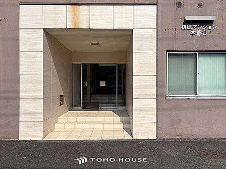 プライベート感が高まるシックな装いのエントランス。