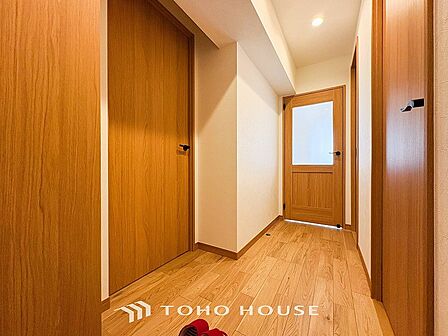 上質感漂う廊下。居住者の帰り、訪れる方を優しく迎え安らぎに満ちた生活空間を予感させます。