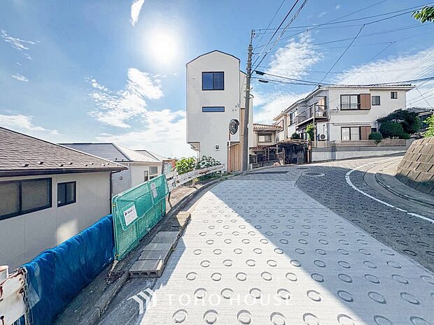 住む人を映し出す洗練された佇まいは、いつまでも輝き続けながらいつしか街の風景に溶け込んでいきます。