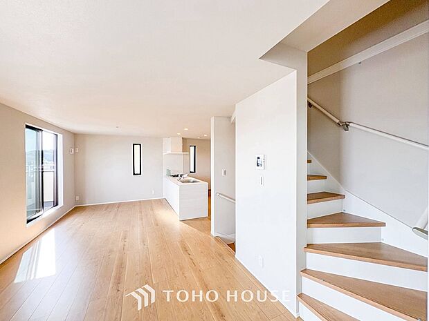 パブリックゾーンとプライベートゾーン繋ぐ階段。豊かな陽光が注ぎ込み、爽やかな住空間を演出。