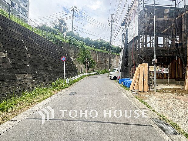 前面道路含む現地写真『快適』は「家」と「街」と「環境」が調和した時に訪れるだと改めて感じさせてくれます。