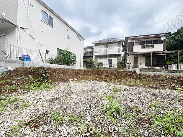 閑静な住宅街の一角、ひと時のくつろぎが生まれ、ゆっくりと愛着が育まれていきます。