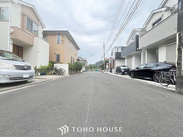 前面道路含む現地写真『快適』は「家」と「街」と「環境」が調和した時に訪れるだと改めて感じさせてくれます。