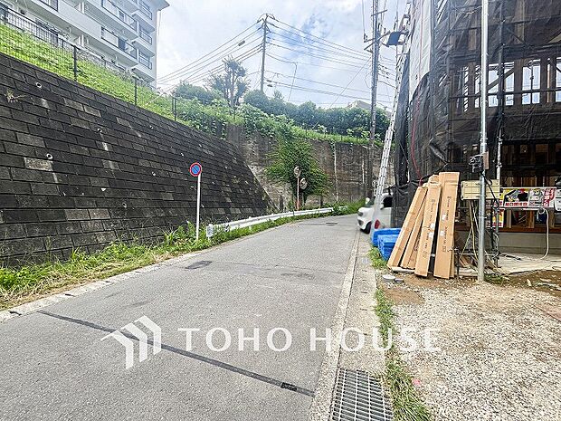 前面道路含む現地写真『快適』は「家」と「街」と「環境」が調和した時に訪れるだと改めて感じさせてくれます。
