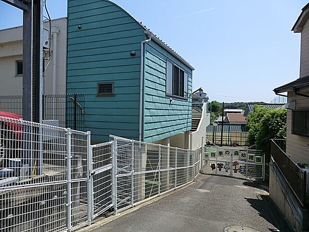 自然の地形を活用した滑り台、そして原っぱには子どもの大好きなバッタなどの虫がたくさん遊んでいます。