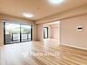 室内：美味しいお料理も楽しいお喋りもキッチンを中心に広がります。