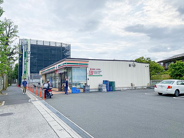 24時間営業。お弁当やお惣菜、パンなどをはじめ、生活用品、お酒、たばこなども取り揃えています。