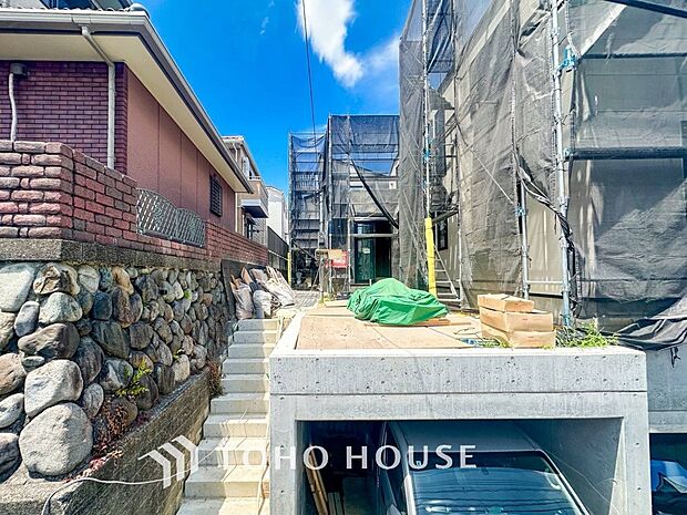 住む人や訪れる人やさしくエスコートする玄関アプローチ。
